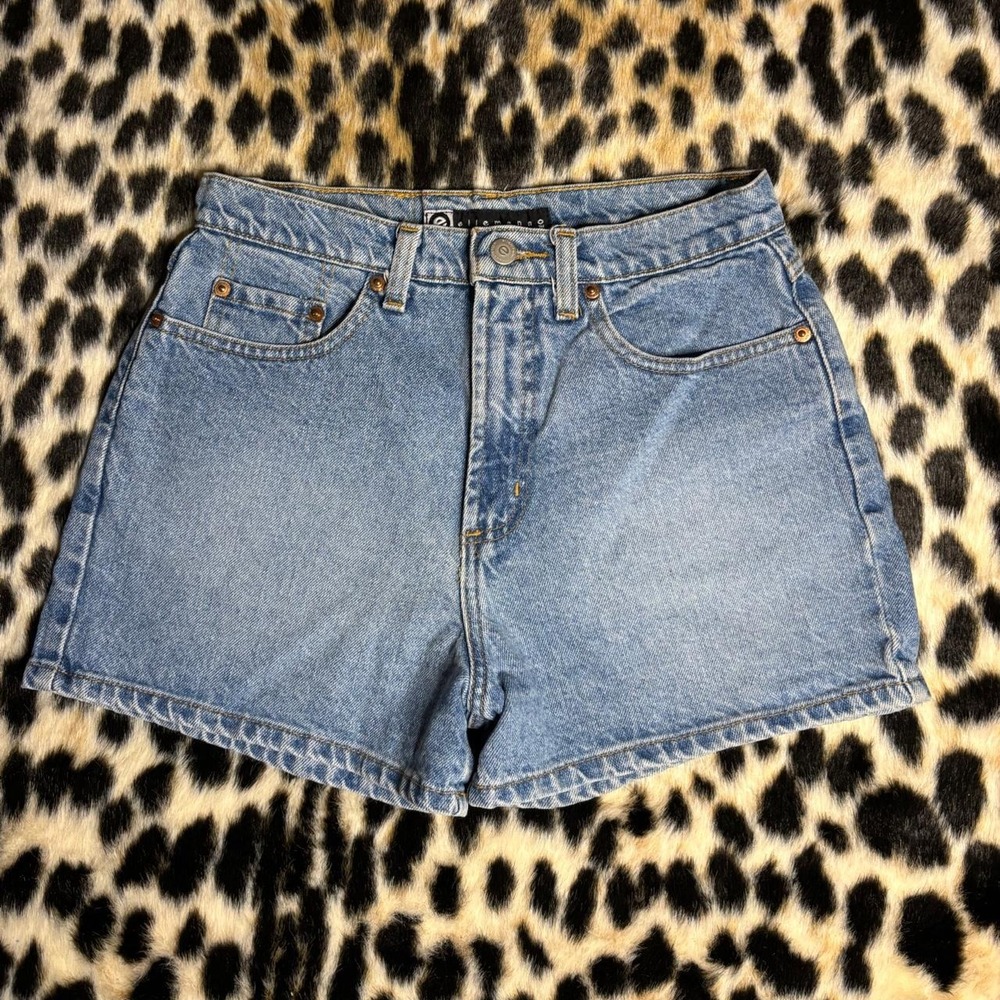 High-waisted blue denim shorts from the 90s. Very flattering fit. 100% cotton